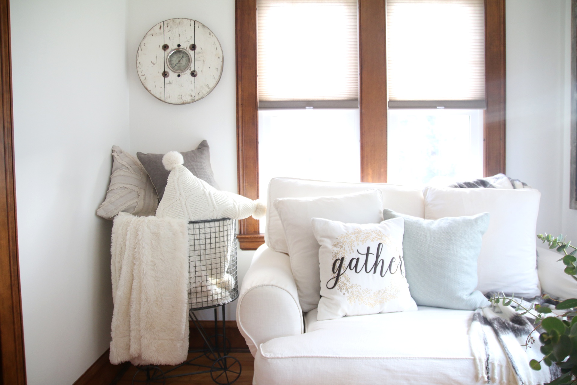 how to decorate a farmhouse living room